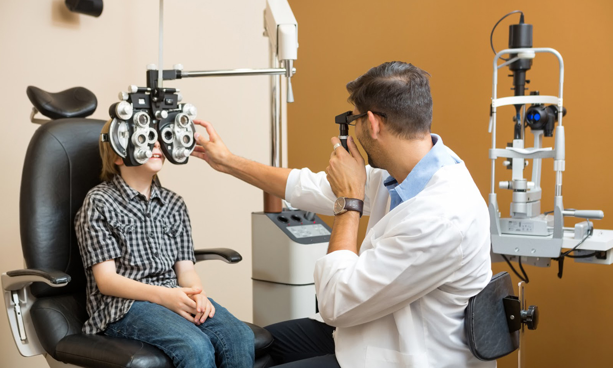 What are the steps of eye screening for diabetic eye disease?
